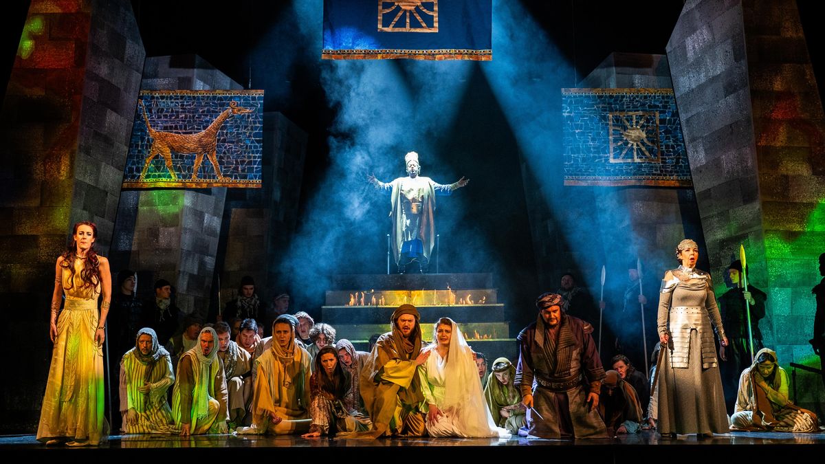 RECENZE: Nabucco utopený ve vizuální okázalosti